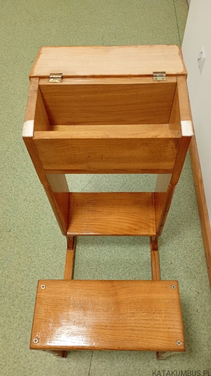 Klęcznik modlitewnik z siedziskiem i schowkiem