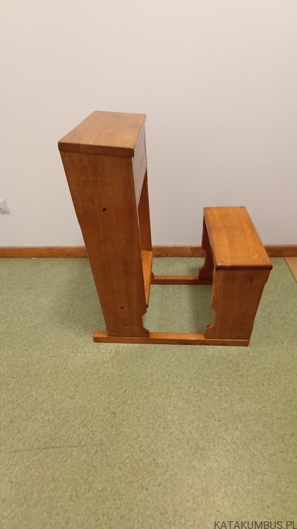Klęcznik modlitewnik z siedziskiem i schowkiem