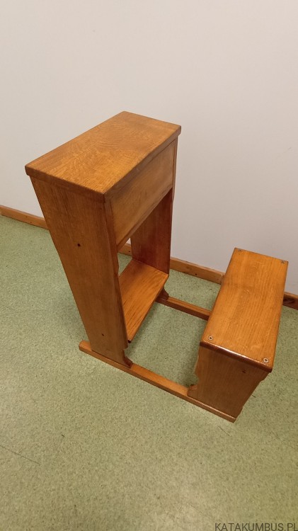 Klęcznik modlitewnik z siedziskiem i schowkiem