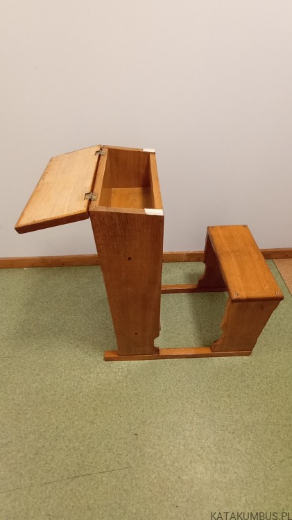 Klęcznik modlitewnik z siedziskiem i schowkiem
