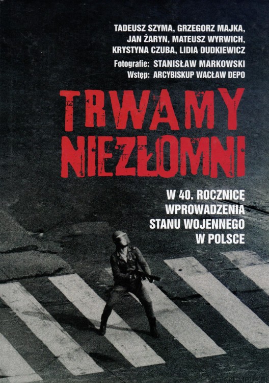 Trwamy niezłomni. PRACA ZBIOROWA