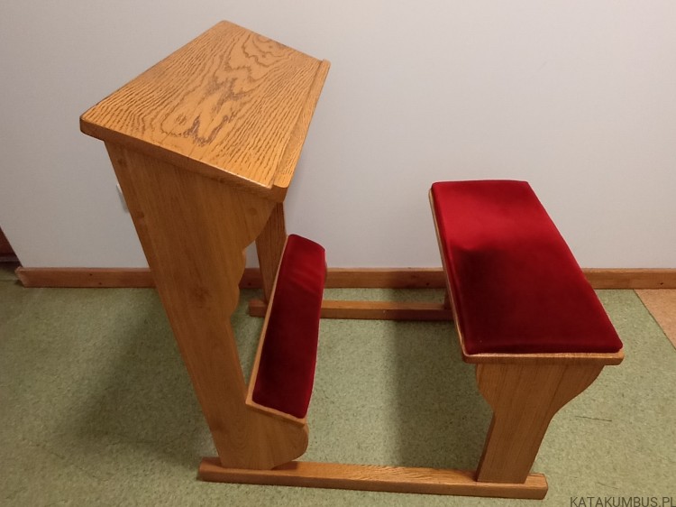 Klęcznik z siedziskiem i tapicerką