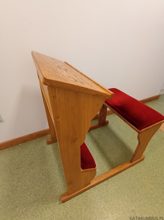 Klęcznik z siedziskiem i tapicerką