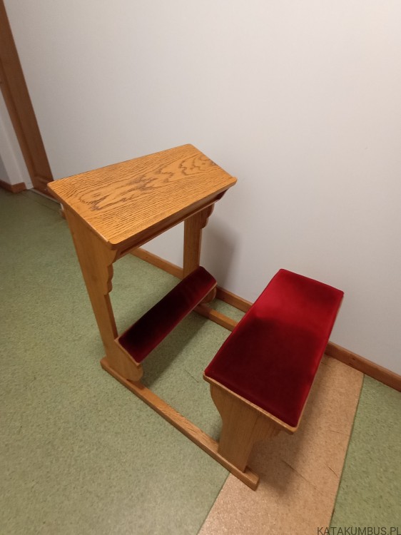 Klęcznik z siedziskiem i tapicerką