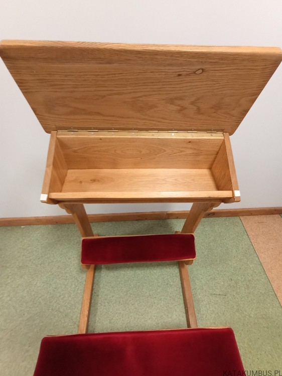 Klęcznik z siedziskiem i tapicerką